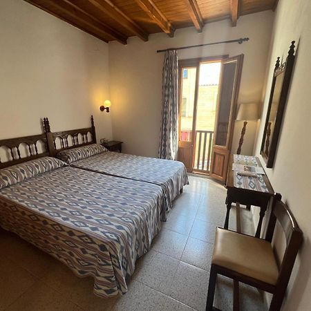 Hostal Restaurante Playa Colonia de Sant Jordi Bagian luar foto