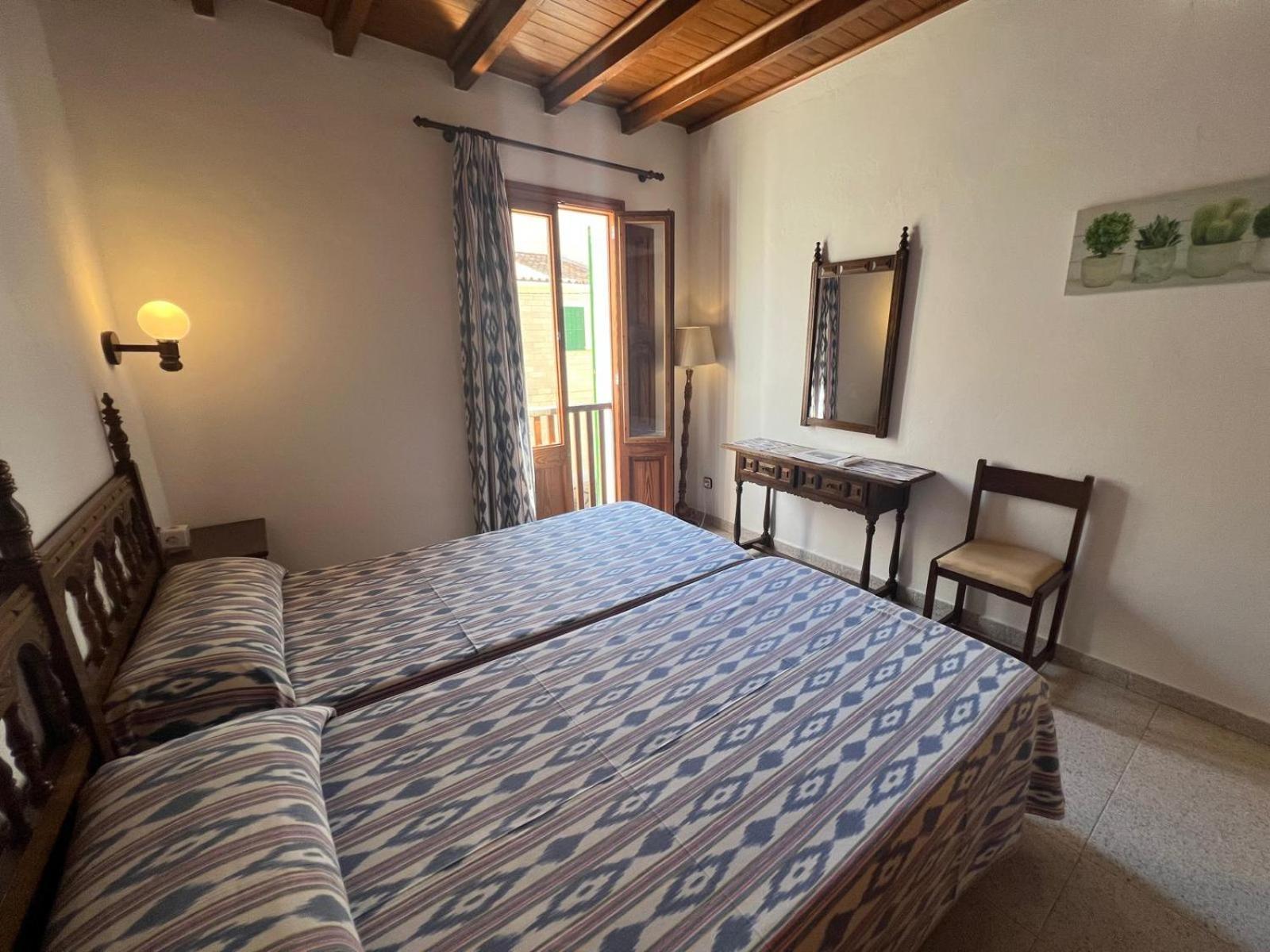 Hostal Restaurante Playa Colonia de Sant Jordi Bagian luar foto