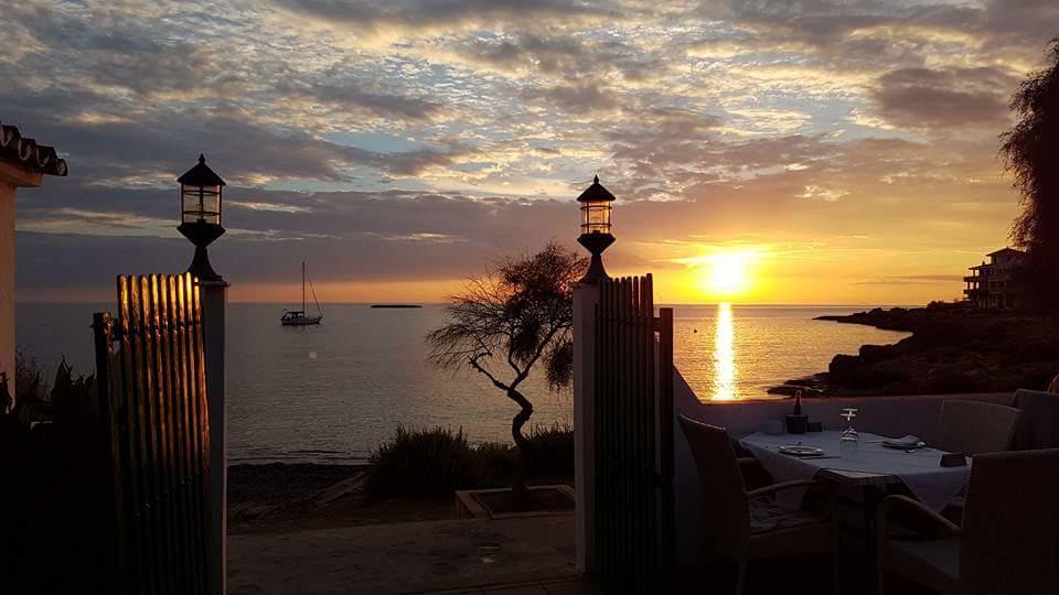 Hostal Restaurante Playa Colonia de Sant Jordi Bagian luar foto